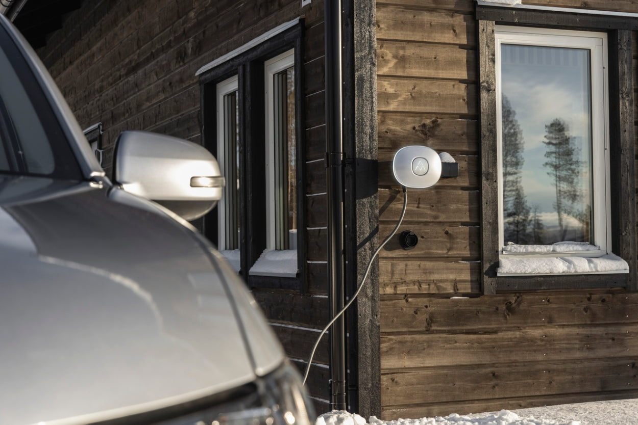 Sähköauton lataus mökillä