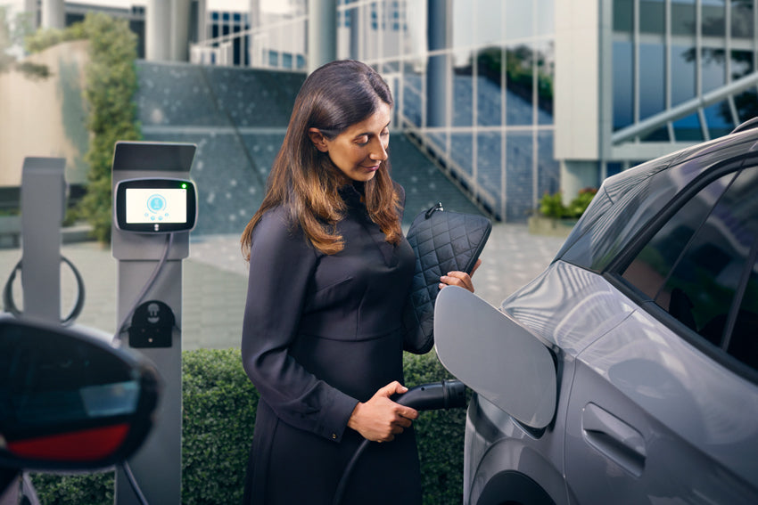 Audi sähköauton tai hybridin lataaminen