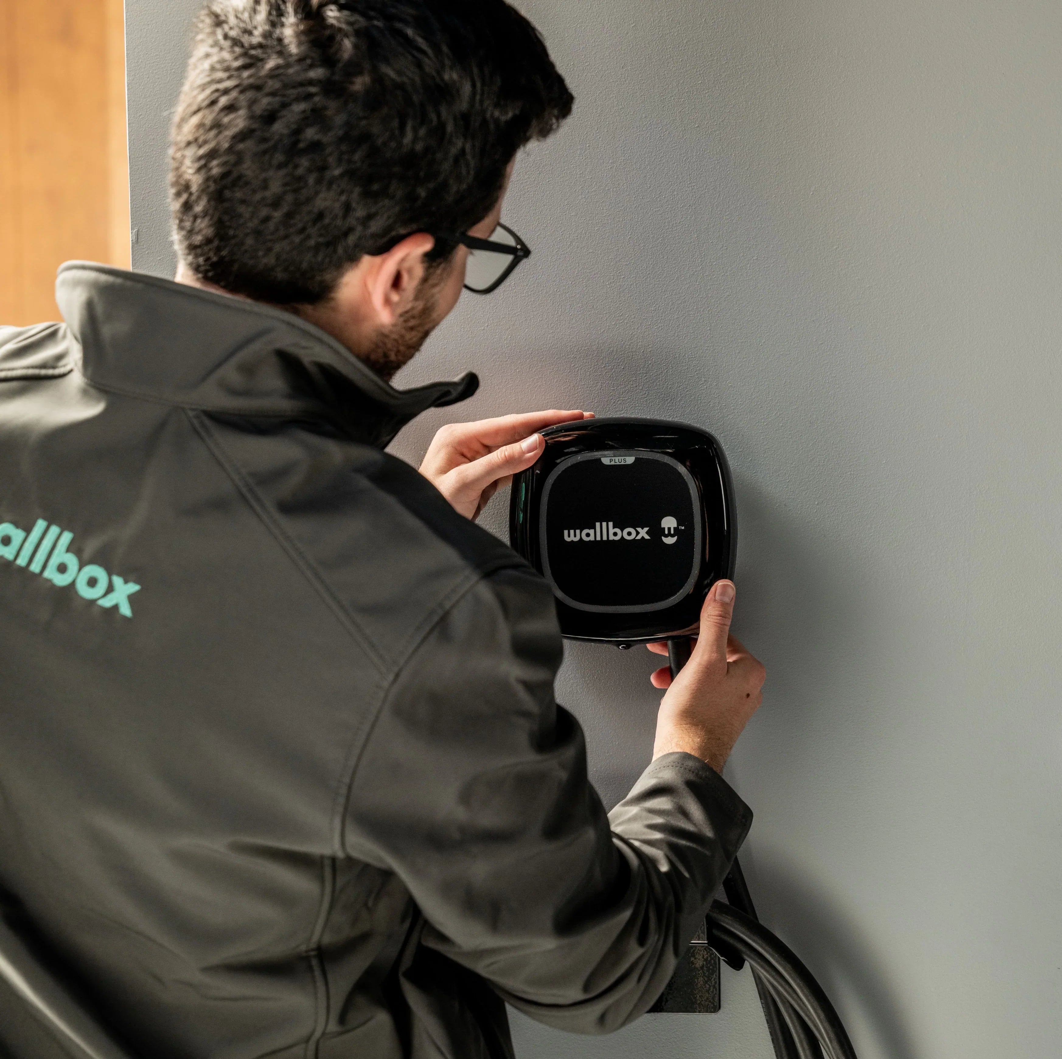 Hybridiauton lataaminen kotona